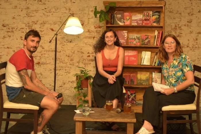 Nadia Burgos junto a los periodistas que la entrevistaron, Luz Alcain y Juan Cruz Butvilofsky