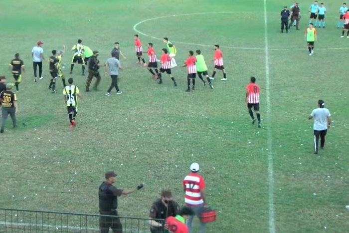 La pelea comenz&oacute; en el campo de juego