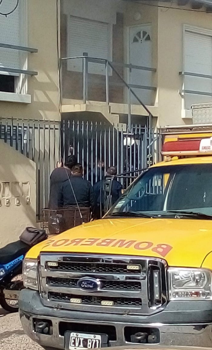 Bomberos y polic&iacute;as acudieron hasta el lugar del siniestro.