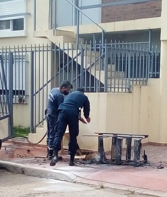 Ese habr&iacute;a sido el mueble que ardi&oacute; en llamas, sofocadas por Bomberos Voluntarios.