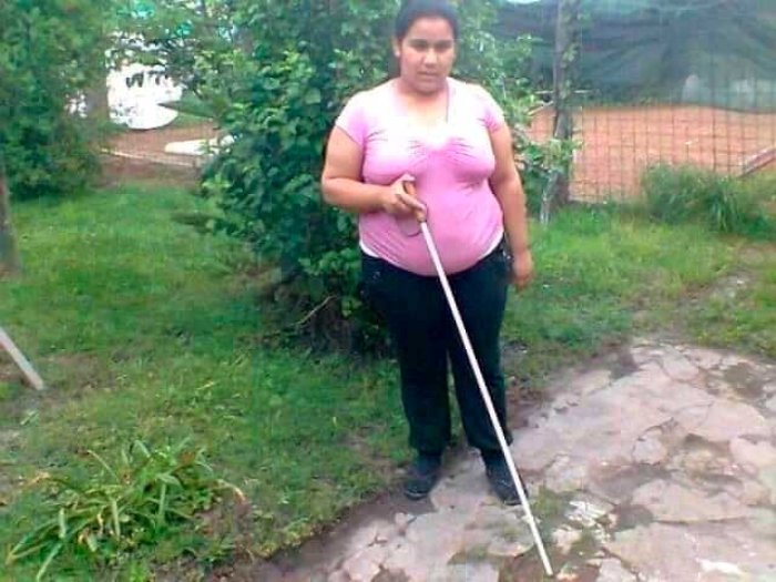 Karen elabora men&uacute;s en Braille