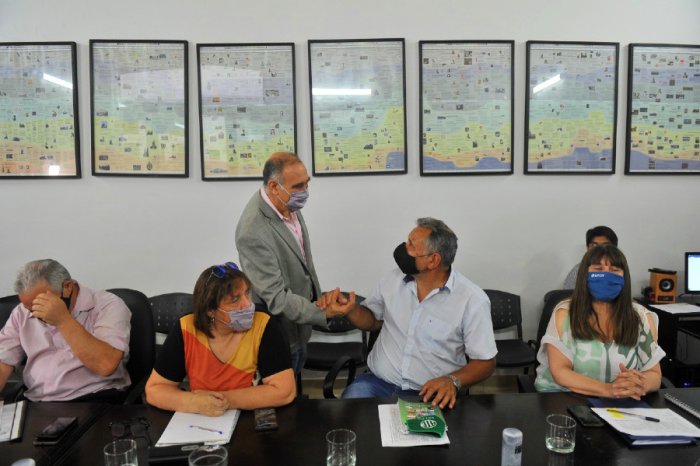 El secretario de Hacienda salud&oacute; a Muntes, titular de ATE Entre R&iacute;os, antes del encuentro.
