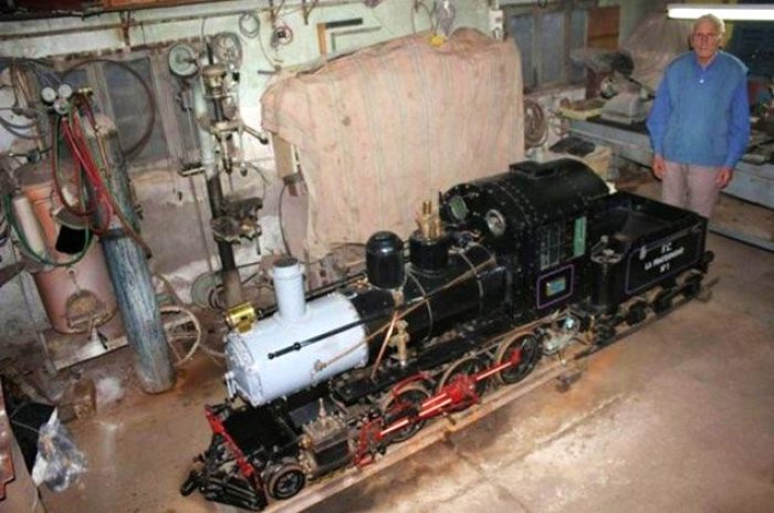 La locomotora a escala que elabor&oacute; el entrerriano de 91 a&ntilde;os.