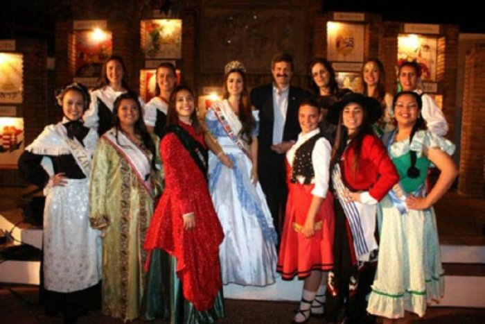 Biestro junto al doctor Casa&ntilde;as y las reinas, en plazoleta de las colectividades, durante una marcha de antorchas.