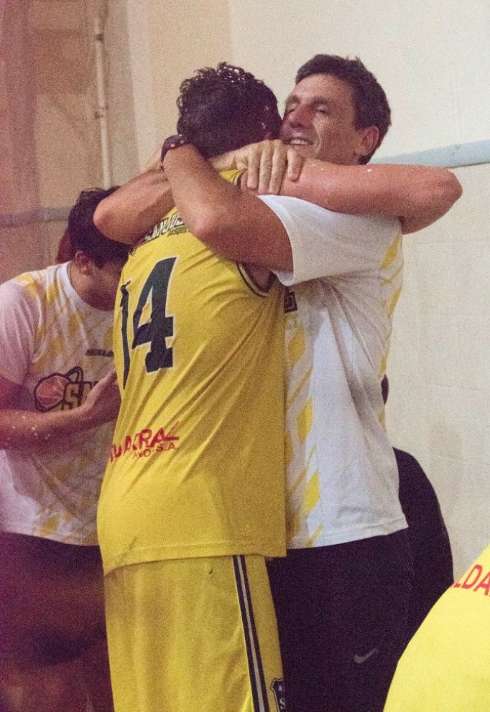 El abrazo de los campeones: el goleador Mat&iacute;as Basti&aacute;n y el DT "Rolo" Dacunda (foto: Ver&oacute;nica Pagola).