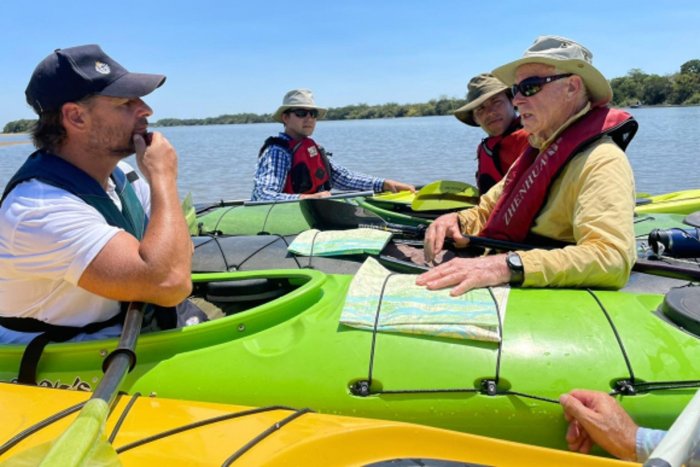 Butler y el presidente Luis Lacalle Pou en kayak por el r&iacute;o Uruguay (Foto: Juan Artola).