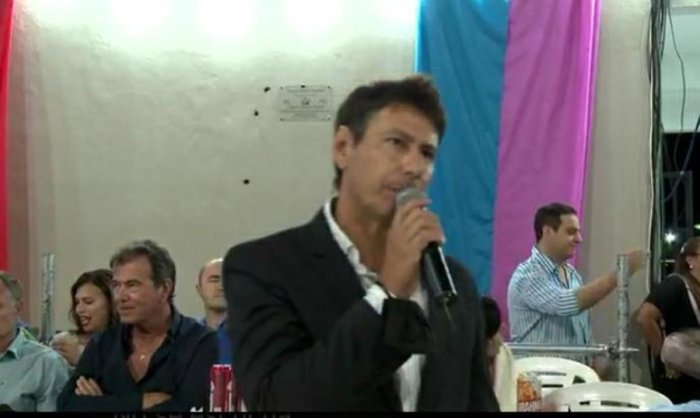 Detr&aacute;s del animador, Ballestena, al lado de Castrill&oacute;n