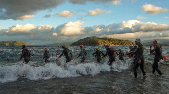 Desde playa Bonita partieron en la etapa de nataci&oacute;n, realizada en lago Nahuel Huapi.