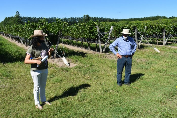 Los Rigoni, hija y padre en la finca situada en cercan&iacute;as del viejo apeadero (foto: EER).