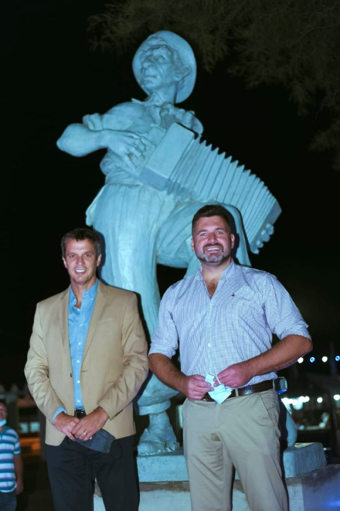 El titular del ENOHSA con el intendente de Federal, junto al nuevo monumento.
