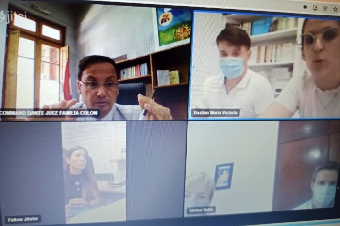 Los litigantes escuchan la decisi&oacute;n del juez por video conferencia.
