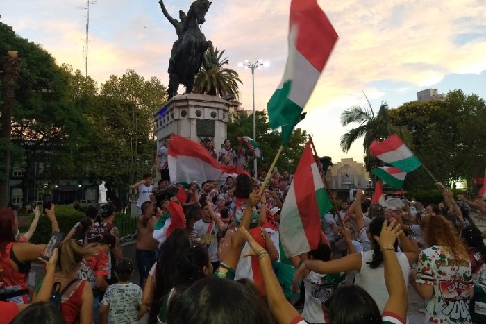 La comparsa R&aacute;faga, festejando en la plaza 25 de mayo