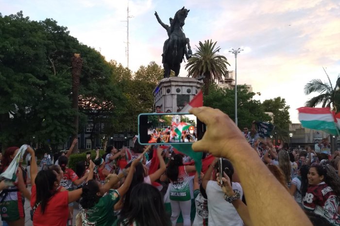 La comparsa R&aacute;faga, festejando en la plaza 25 de mayo