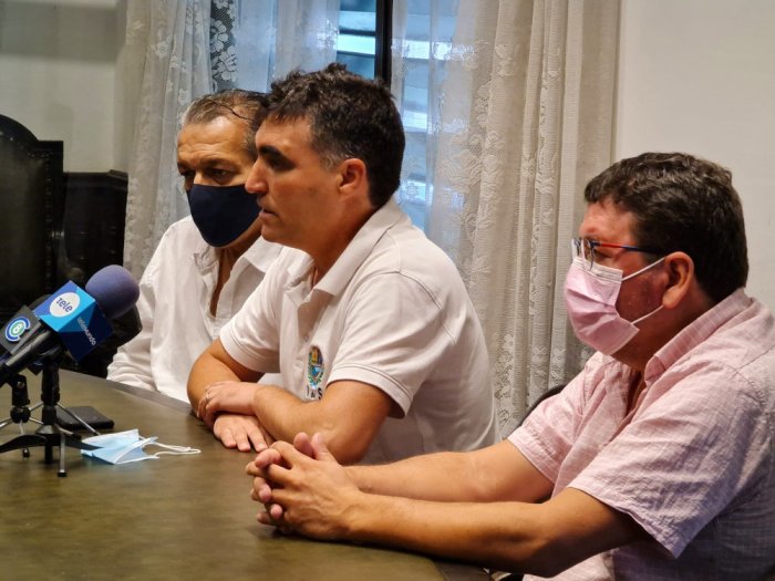 El intendente salte&ntilde;o (centro) confirm&oacute; que gestionan una excepci&oacute;n para no obligarlos a trasladarse al Parque Industrial.