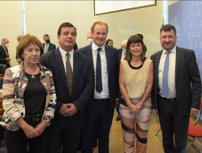 El gobernador junto a los peronistas que se muestran a favor del acuerdo.
