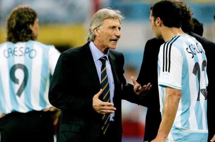 Pekerman le da indicaciones a Scaloni, en el partido ante M&eacute;xico por los octavos de Alemania 2006.