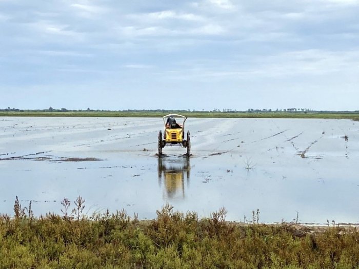 El tractor est&aacute; en el fango que queda, no hay m&aacute;s de 2 a 3 cent&iacute;metros de agua, explic&oacute; Meichtry.