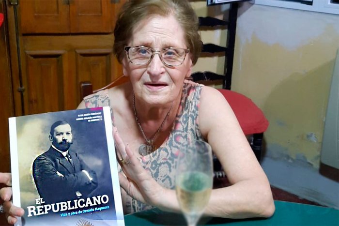Norma de Martinetti, mostrando el libro sobre Magnasco