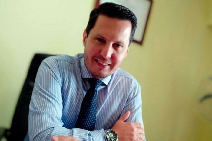 Plugoboy es asesor legislativo y profesor Superior en Abogac&iacute;a, especializando en Derecho Constitucional.