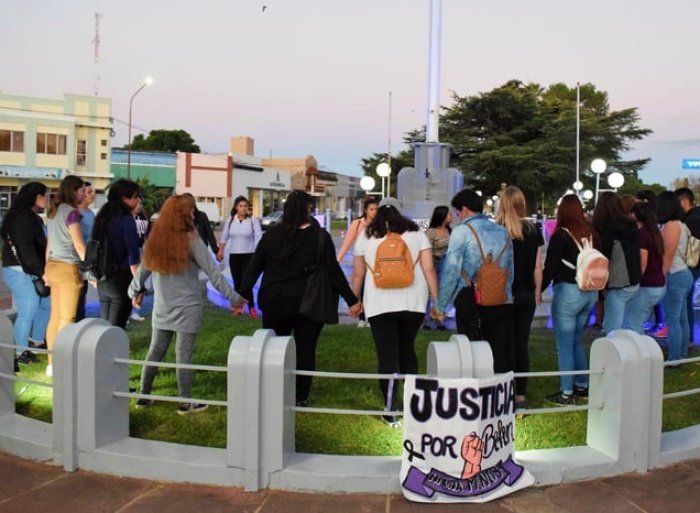 Frente a escuela "Normal" hubo un concentraci&oacute;n. All&iacute; estudiaba la joven asesinada.