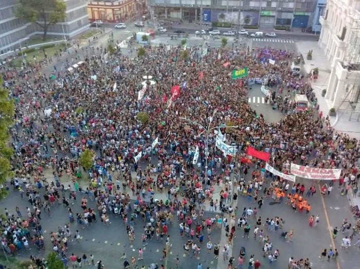 Una de las multitudinarias marchas que hubo frente a Casa Gris, que roderon de vallas.