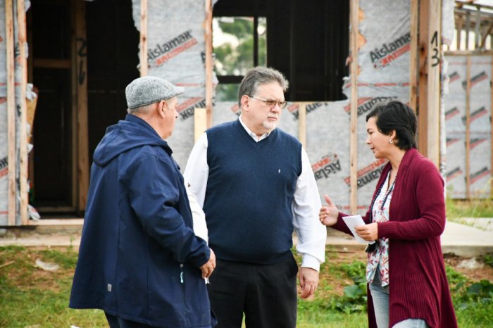 El intendente y la titular del Instituto Municipal de Vivienda, recorriendo obras.