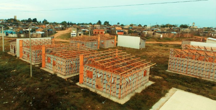 Afirman que, en total, construir&aacute;n 250 viviendas y que hay 145 en proceso.