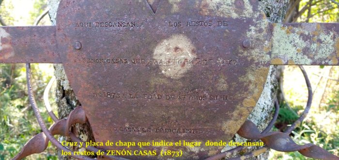La placa en la cruz que recuerda a Zen&oacute;n Casas, en el lugar de El Palmar donde fue asesinado