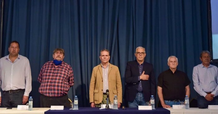 Dom&iacute;nguez (tercero de derecha a izquierda) estuvo en un acto organizado por gremios y una universidad.
