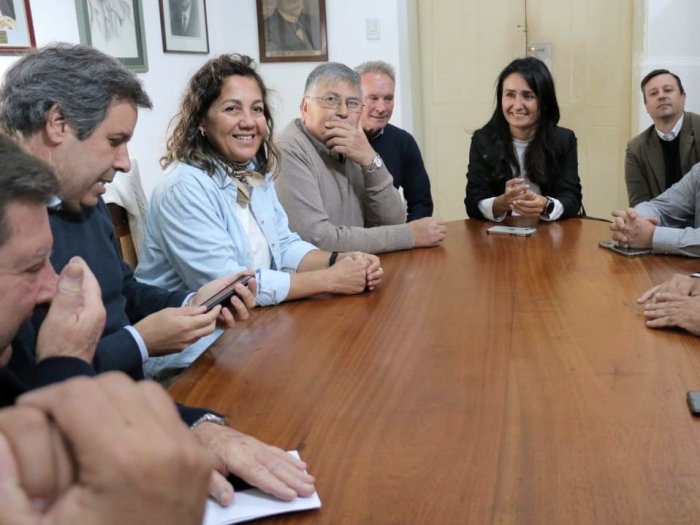 El diputado Maneiro y el intendente Schneider, en la misma mesa con Manes.