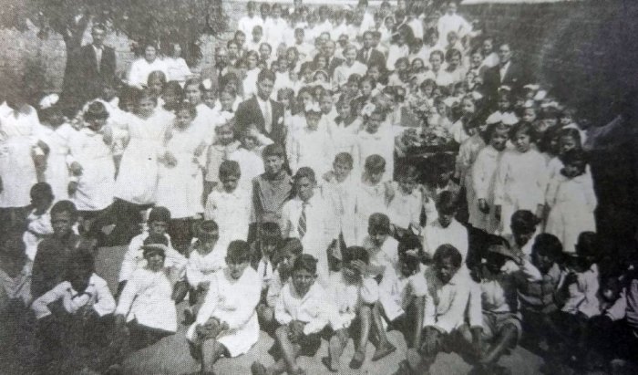 1934: fiesta con docentes y alumnos en la vieja escuela.