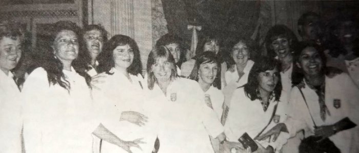 Docentes de la escuela, en Casa de Gobierno, junto a la ministra de Educaci&oacute;n y la presidente del CGE.