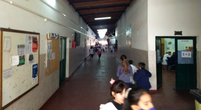 El pasillo principal de acesso (vista de norte a sur), en pleno recreo durante una ma&ntilde;ana de 2022.