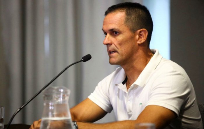 Bernay en 2021 fue asistente de Ariel Holan en Santos de Brasil.