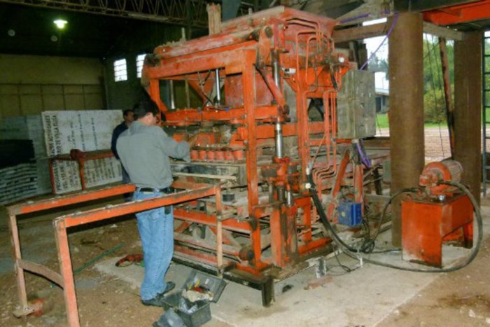 Traslado de la m&aacute;quina, en desuso, de Col&oacute;n a Villa Elisa.