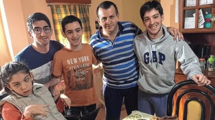 Los cuatrillizos juntos a su pap&aacute;