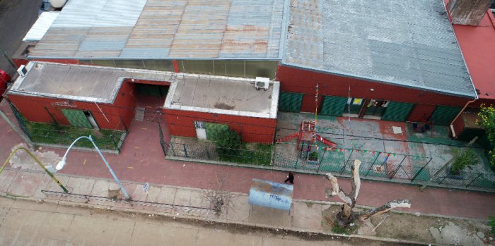 El frente de la escuela ubicada en Las Heras 654, desde una perspectiva distinta.