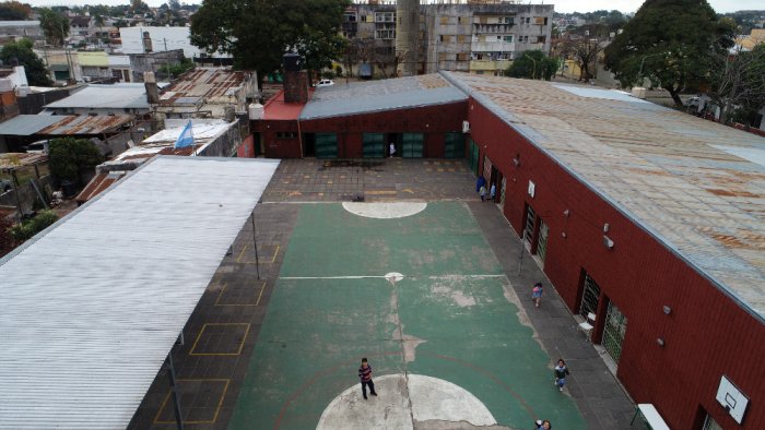 De sur a norte, con el patio como protagonista y los departamentos de fondo, ubicado sobre Las Heras.