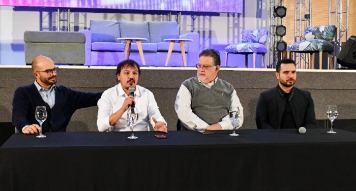 Francolini junto a Zapata, &Aacute;lvarez y tambi&eacute;n a Pedro Kohn.