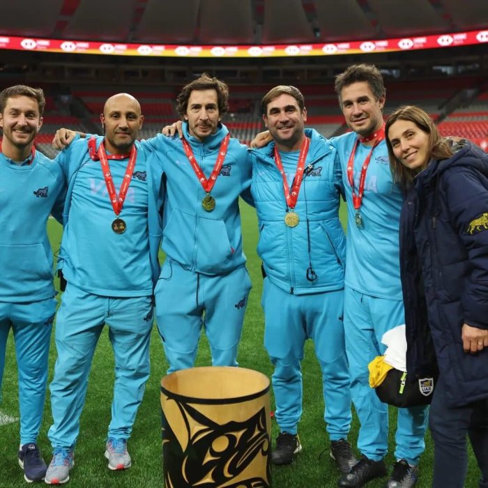El de Concordia junto al staff t&eacute;cnico de Pumas 7s, campeones en Vancouver.