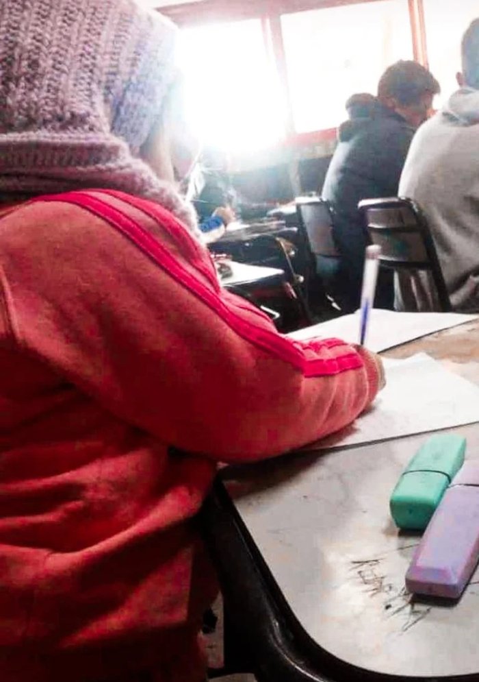 La peque&ntilde;a en el aula, junto a su mam&aacute;, en una foto posteada en Facebook por una de sus compa&ntilde;eras.