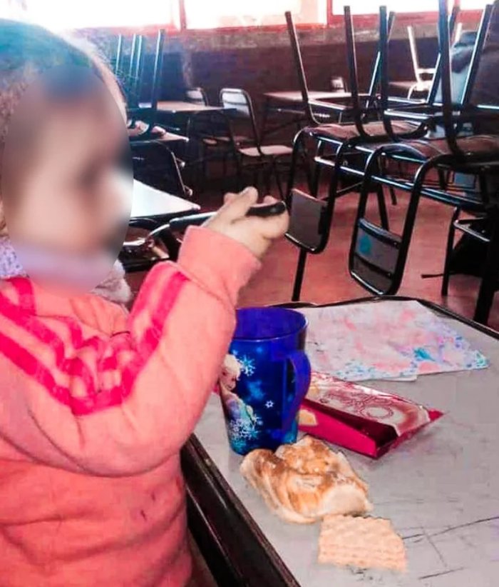 La peque&ntilde;a recibi&oacute; un buen desayuno por pedido de la rectora y las fotos se vieron por Facebook.