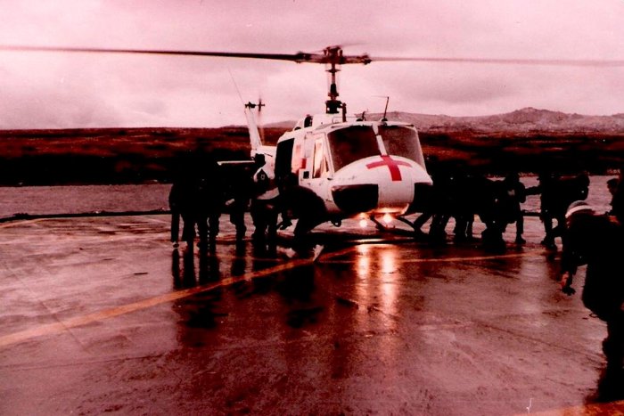 El helic&oacute;ptero en el que se trasladaba Corsini, aterrizando en el buque Hospital