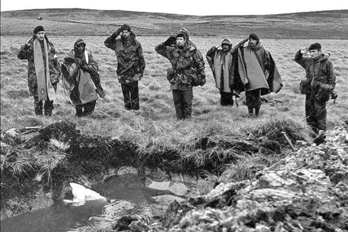 Rindiendo honores a los ca&iacute;dos del combate de Pradera del Ganso