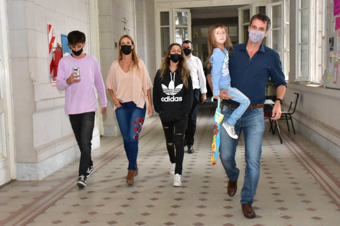 Una de las im&aacute;genes que muestran a Cresto con su familia el d&iacute;a de los comicios