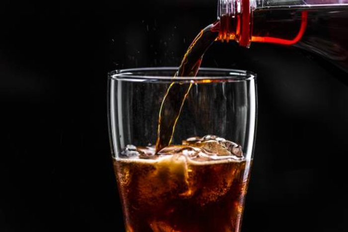 "Un refresco sin az&uacute;car y un tr&aacute;iler entero de patatas fritas de bolsa, por favor" (PXHERE).
