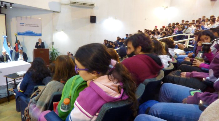 El Sal&oacute;n de Actos, colmado durante la ceremonia de apertura.