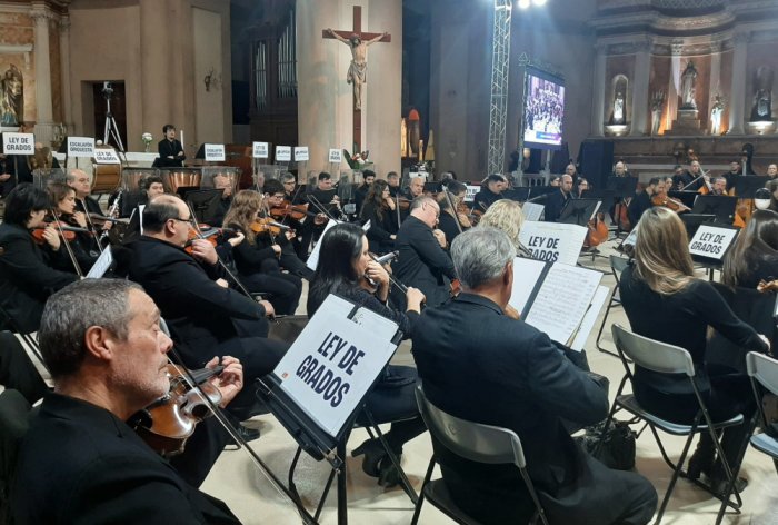 Los carteles reclamando la Ley de Grados, presentes durante el concierto.