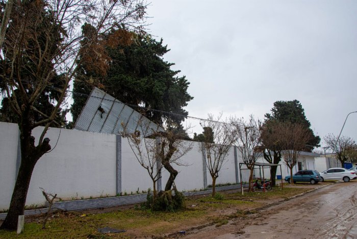 En uno de los laterales del cementario de San Jos&eacute; se ve los efectos del viento.