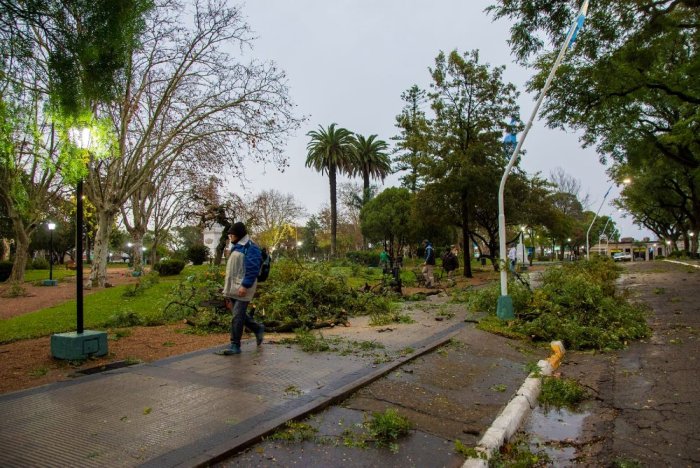 En plaza General Urquiza de San Jos&eacute; tambi&eacute;n hay vestigios del temporal.